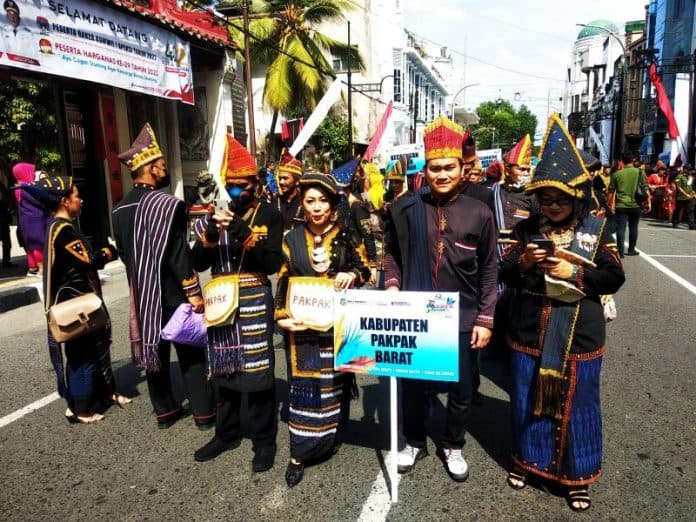 kontingen_pemkab_pakpak_bharat_ikuti_karnaval_busana_dan_pawai_hut_ke_432_kota_medan