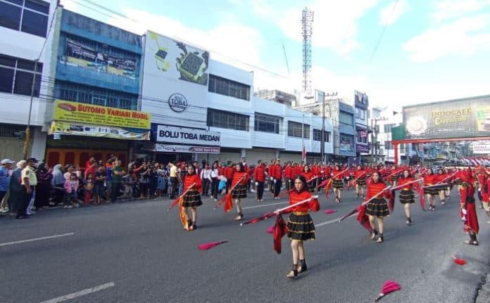 konvoi_mobil_hias_marching_band_pt_sttc_curi_perhatian_di_hut_ri_ke_79