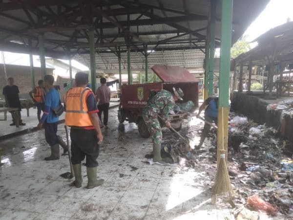 koramil_bangun_purba_gotong_royong_bersama_warga_sungai_buaya