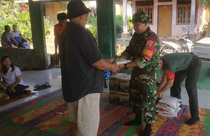 koramil_sibolangit_serahkan_sembako_pada_korban_kebakaran_sukamaju