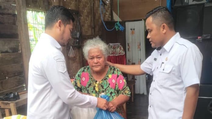korban_bencana_puting_beliung_di_sei_rampah_terima_bantuan