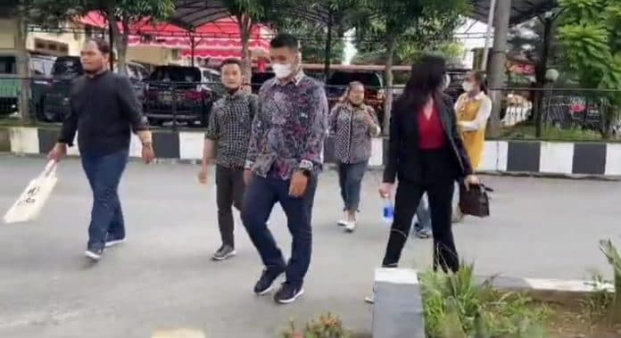 korban_dugaan_pemerasan_oknum_polisi_datangi_propam_polda_sumut
