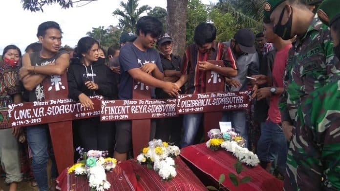 korban_tabrakan_beruntun_dimakamkan_puluhan_anggota_tni_gelar_upacara_persemayaman_di_rumah_duka