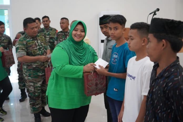 korem_022pt_berbagi_kasih_dengan_anak_yatim