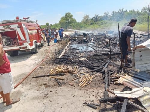 korsleting_listrik_dua_rumah_di_desa_pekan_sialangbuah_terbakar