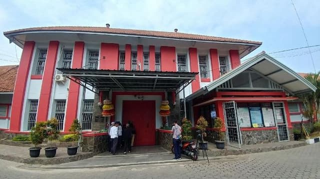 kpk_eksekusi_eks_dirut_perum_perindo_ke_lapas_sukamiskin