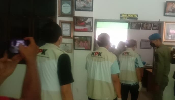 kpk_geledah_rumah_pribadi_wali_kota_tanjungbalai_juga_ruang_kantor_dan_ruang_sekdako
