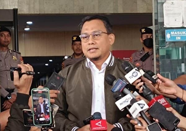 kpk_tahan_2_tersangka_lagi_kasus_dugaan_suap_bupati_labuhanbatu