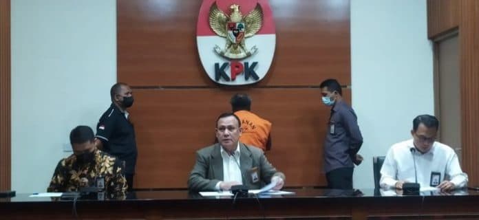 kpk_tahan_bupati_mimika_eltinus_omaleng_kasus_dugaan_korupsi_pembangunan_gereja