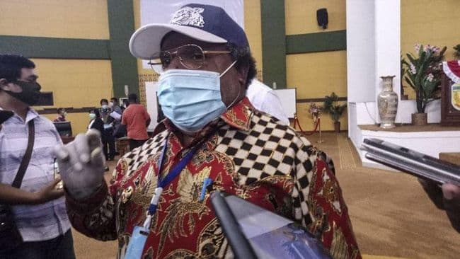 kpk_tahan_bupati_mimika_eltinus_omaleng_setelah_dijemput_paksa