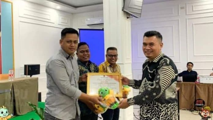 kpu_asahan_berikan_penghargaan_untuk_ppk_dan_pantarlih_terbaik_coklit_pilkada_2024