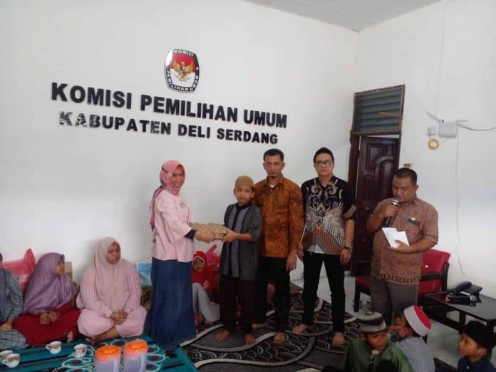 kpu_deli_serdang_berikan_sembako_dan_santunan_kepada_anak_yatim_piatu