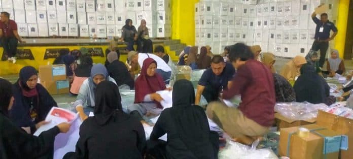 kpu_langkat_mulai_sortir_dan_lipat_surat_suara_pemilu_2024
