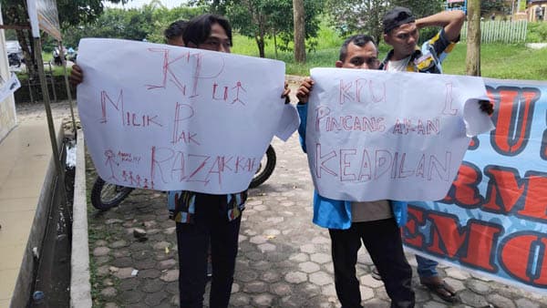 kpu_simalungun_didemo_terkait_indikasi_adanya_kkn_dalam_penerimaan_ppk