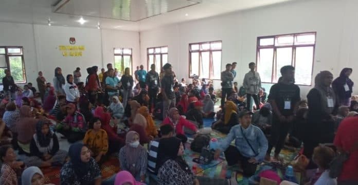 kpu_simalungun_temukan_seorang_caleg_ikut_lipat_surat_suara
