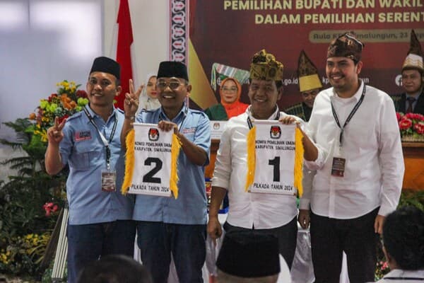 kpu_simalungun_tetapkan_radiapoh_azi_nomor_1_dan_anton_benny_2