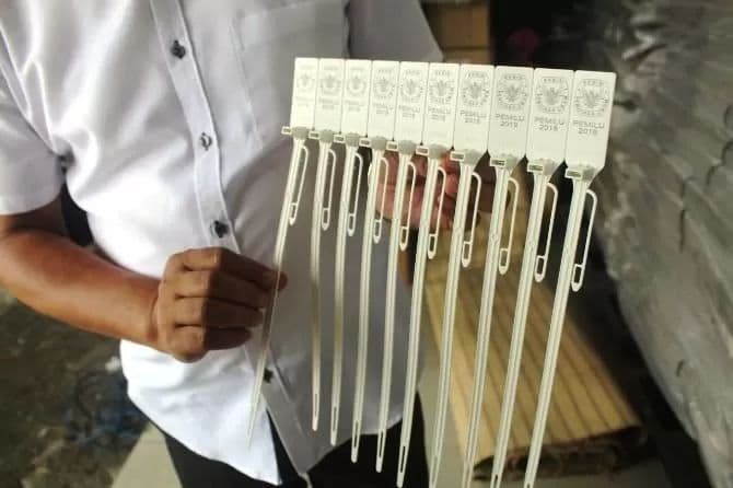 kpu_sumut_sambut_baik_penggunaan_kabel_ties_di_pemilu_2024