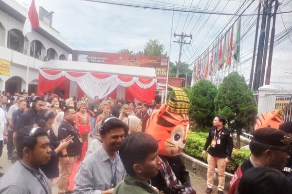 kpu_sumut_sambut_kedatangan_bobby_surya_dengan_tari_tradisional_batak_toba