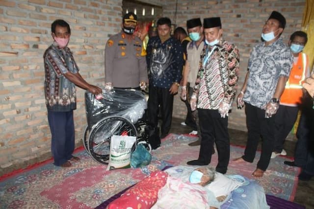 ksj_batu_bara_bagikan_sembako_dan_kursi_roda