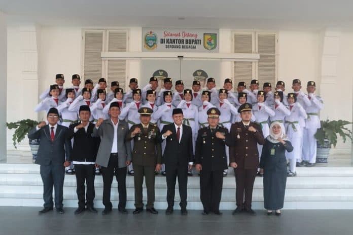 kukuhkan_33_paskibra_wabup_sergai_singgung_semangat_perjuangan_pahlawan