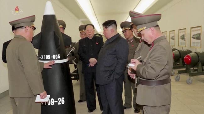 kunjungi_pabrik_senjata_kim_jong_siap_perang_musnahkan_korsel