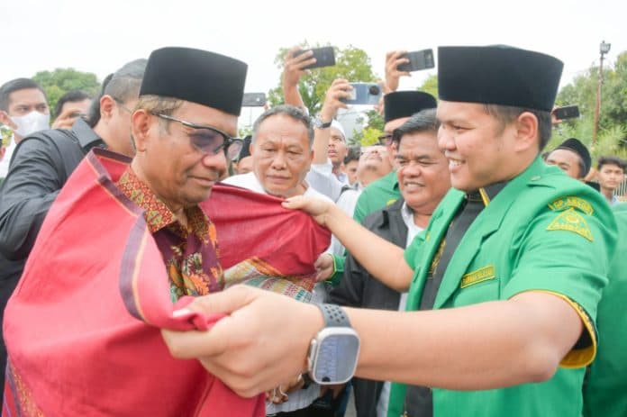 kunjungi_pesantren_al_kautsar_al_akbar_adlin_tambunan_ulosi_mahfud_md