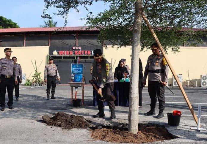 kunjungi_polres_tanjung_balai_kapolda_beri_arahan_penting_dan_tanam_pohon