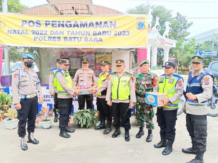 kunjungi_pos_pam_dan_yan_nataru_kapolsek_labuhan_ruku_bagikan_bingkisan