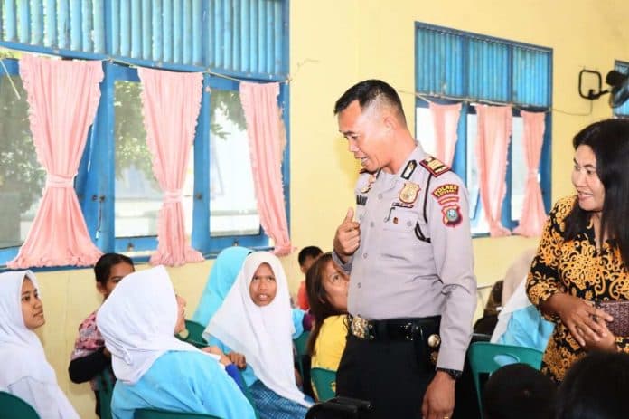 kunjungi_slb_batu_bara_kapolres_batu_bara_beri_bantuan_alat_tulis
