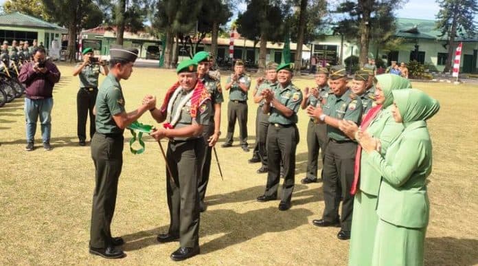 kunker_ke_kodim_0205tk_danrem_023ks_berikan_sepeda_motor_dinas