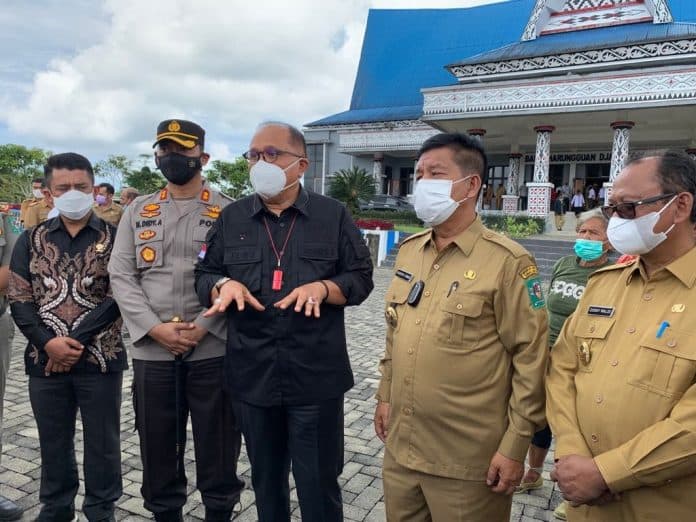 kunker_ke_simalungun_anggota_dpr_ri_junimart_girsang_nikmati_jalan_rusak