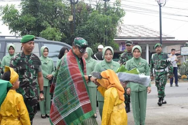 kunker_perdana_pangdam_minta_kodim_0204ds_lakukan_olahraga_bersama_keluarga