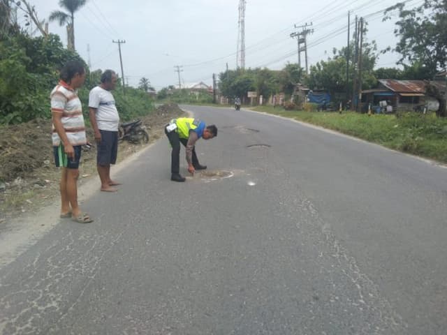 kurang_hati_hati_kakek_68_tahun_tewas_usai_hantam_belakang_truk_di_jalan_asahan