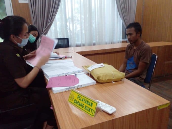 kurir_ganja_13_ton_asal_aceh_masuk_tahap_ii_tersangka_segera_diadili