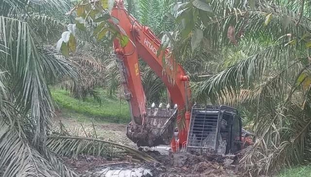 lagi_cuci_parit_excavator_terperosok_di_kebun_pabatu