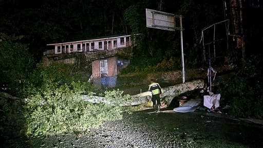 lagi_pohon_tumbang_tutup_jalur_siantar_parapat