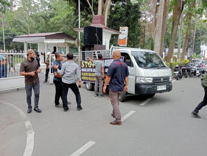 lagi_rekanan_dinas_cikataru_demo_di_kantor_bupati_deli_serdang