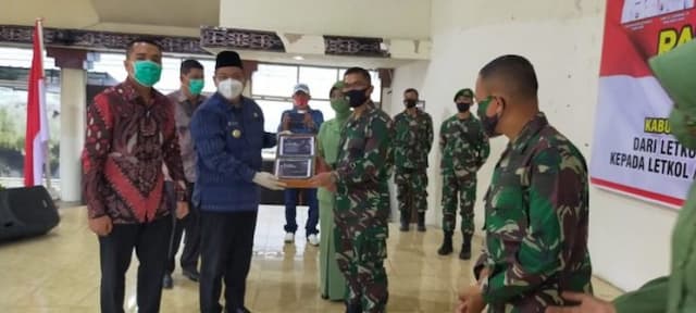 lagu_tangiang_ni_dainang_pukau_lepas_sambut_dandim_0206dairi