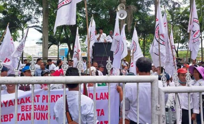 lahan_diserobot_pengembang_jemaat_hkbp_tanjung_morawa_demo_ke_kantor_bupati_deli_serdang