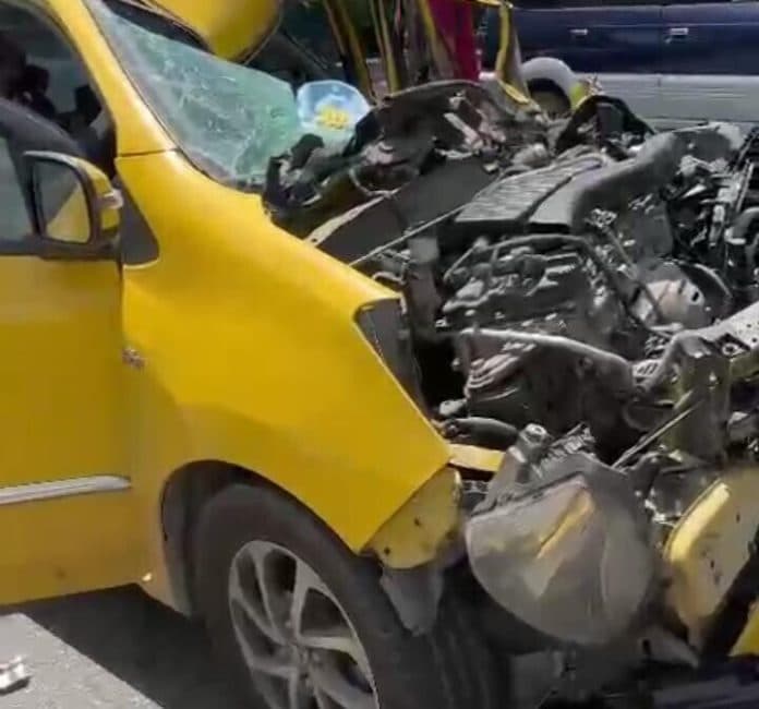 laka_lantas_di_jalan_tol_deli_serdang_mobil_kuning_ringsek