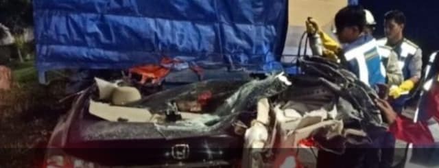 lakalantas_di_tol_belmera_sopir_honda_accord_tewas_di_kolong_truk_mogok
