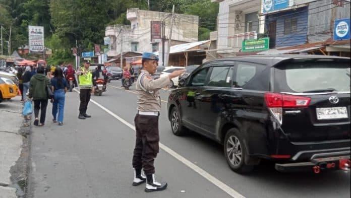 lalu_lintas_di_parapat_sempat_padat_polisi_alihkan_kendaraan_dari_simpang_palang_simalungun