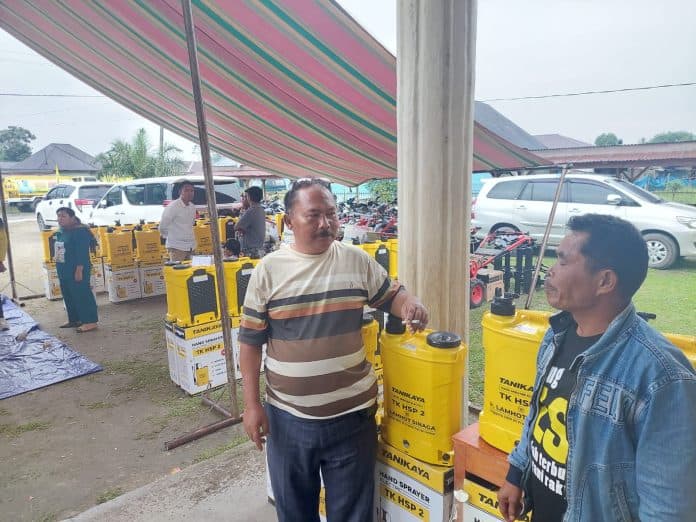 lamhot_sinaga_tepati_janji_beri_bantuan_ke_warga_sipahutar_taput