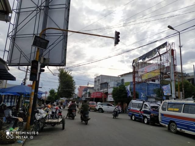 lampu_lalin_di_perempatan_pasar_dwikora_tak_berfungsi_arus_kendaraan_jadi_semrawut