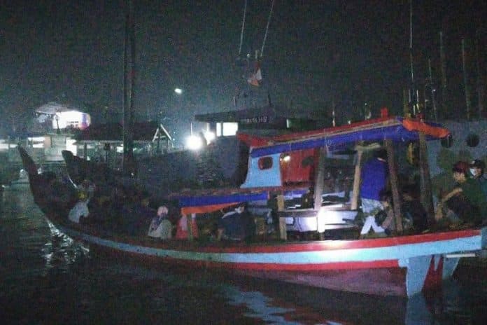 lanal_tanjung_balai_amankan_puluhan_tki_ilegal_asal_malaysia