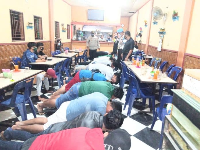 langgar_batas_operasional_polres_batu_bara_hentikan_aktifitas_karaoke_nirwana