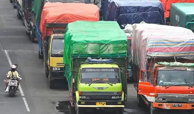 langgar_batas_waktu_operasional_di_masa_mudik_dishub_sumut_tindak_truk