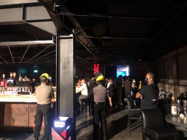 langgar_protokol_kesehatan_covid_19_polisi_bubarkan_pengunjung_diskotik_shoot_bar_di_medan
