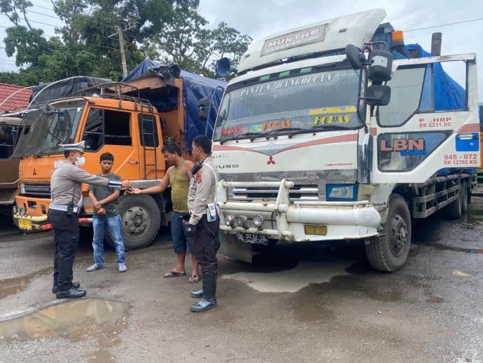 langgar_skb_menhub_selama_nataru_polres_pematangsiantar_kembali_tertibkan_8_truk