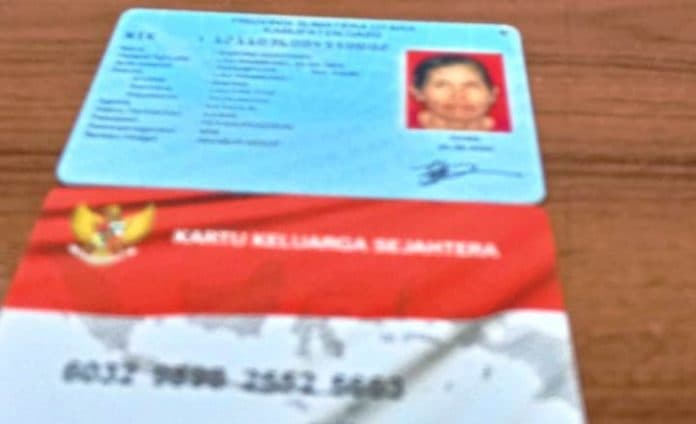 lansia_pemegang_kks_datangi_dinsos_dairi_dan_bank_mandiri_ngaku_tak_pernah_terima_bantuan